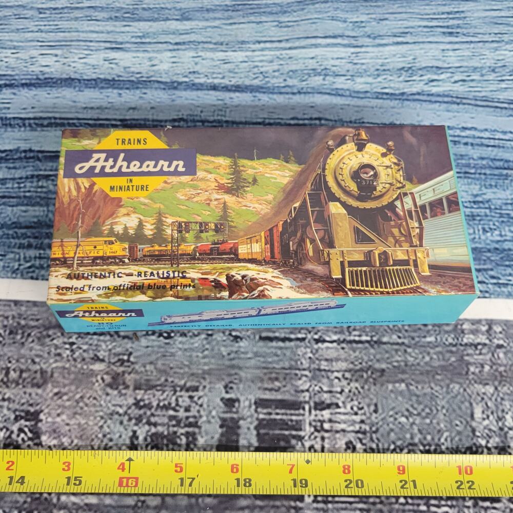 Vintage H.O scale Milwaukee road yellow boxcar not the right box